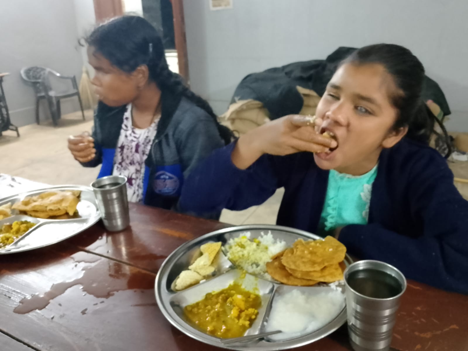 अन्नपूर्णा अभियान - दिव्यांग बच्चों को कराया गया भोजन।